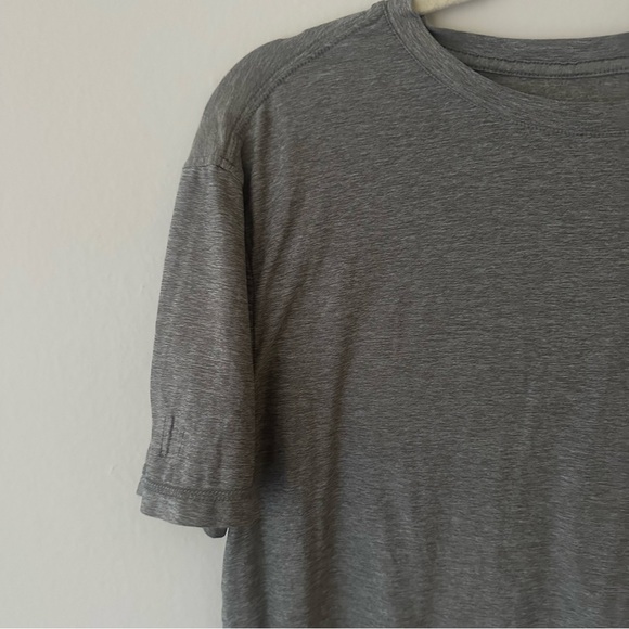 Vuori Strato Tech Tee Athletic Lounge Sporty Casual in grey Large - Picture 5 of 9